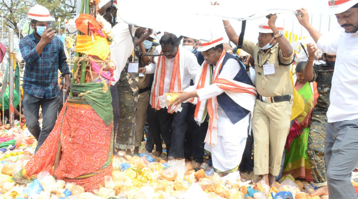 మేడారం సన్నిధిలో చత్తీస్ ఘడ్ మంత్రి కవాసి లక్మా