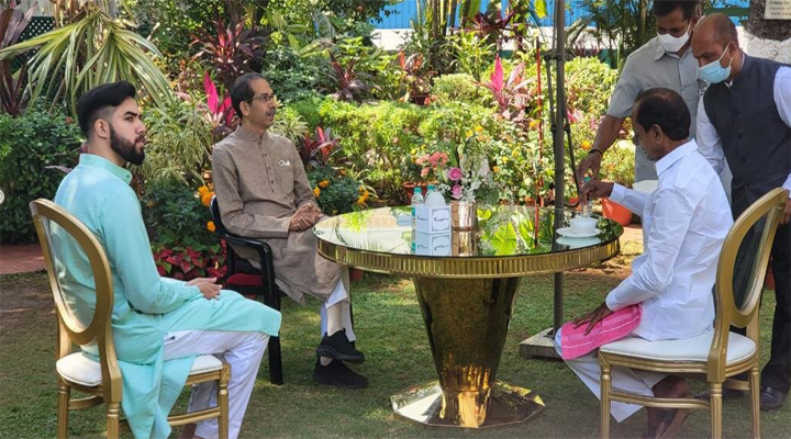 భేటీ ఐన మహారాష్ట్ర, తెలంగాణ సీఎంలు