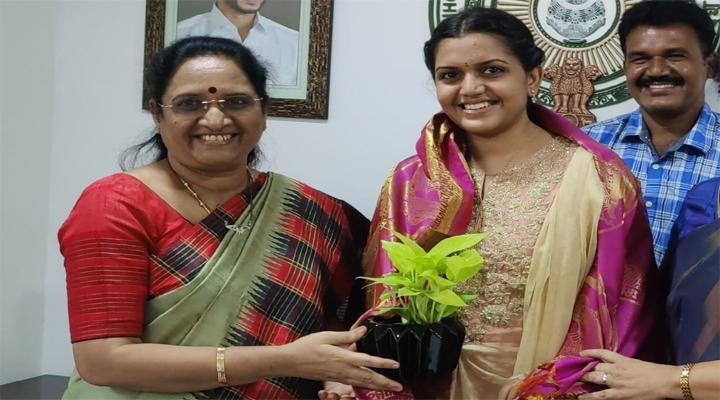 మాస్టర్‌ మౌనికకు 'మహిళా కమిషన్' అభినందనలు