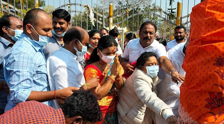 వనదేవతలను దర్శించుకున్న ఎమ్మెల్యే చల్లా