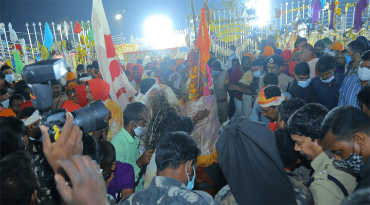 గద్దెలకు చేరిన సారలమ్మ, పగిడిద్దరాజు, గోవిందరాజులు