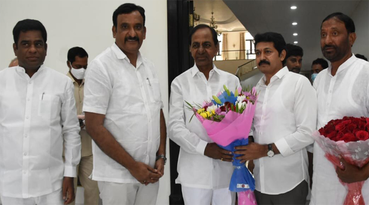 సీఎం కేసీఆర్ ను కలిసిన ఆ నలుగురు ఎమ్మెల్సీలు