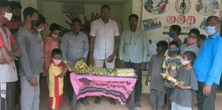 దివ్యాంగులకు పండ్లు అందించిన టీఆర్ఎస్వీ