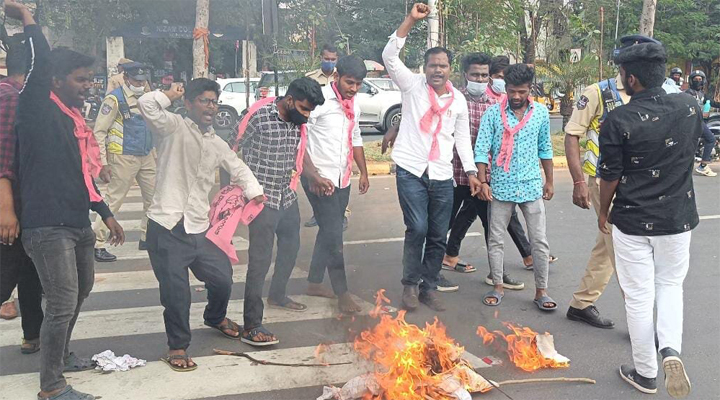 టీఆర్ఎస్వీ ఆధ్వర్యంలో మోడీ దిష్టిబొమ్మ దహనం