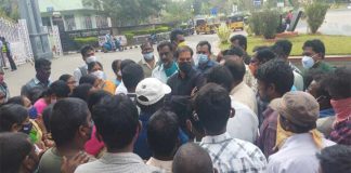 ఎన్ఐటీలో కూలీలకు మద్దతుగా నిలిచిన చీఫ్ విప్