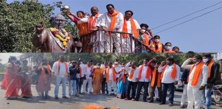 సీఆర్ దిష్టిబొమ్మ దగ్ధం చేసిన బీజేపీ శ్రేణులు