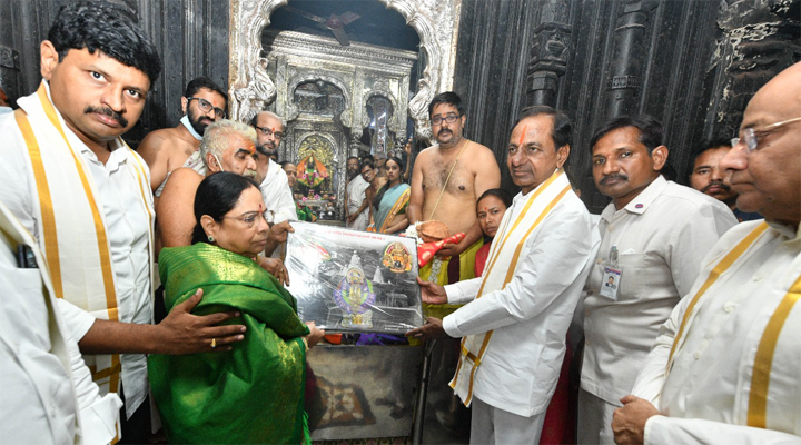 కొల్హాపూర్ మహాలక్ష్మిని దర్శించుకున్న సీఎం కేసీఆర్