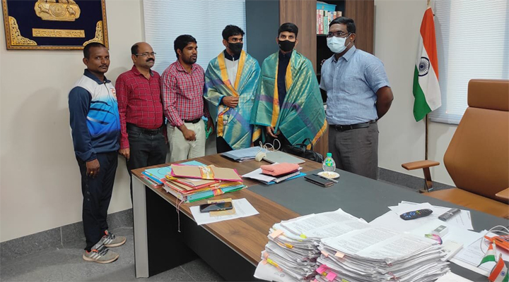 రెజ్లర్లలను సన్మానించిన కలెక్టర్ రాజీవ్