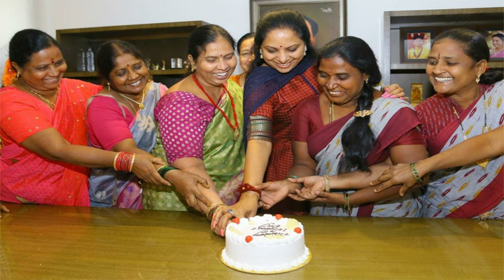 అంగన్ వాడీలతో కవిత ఉమెన్స్ డే వేడుకలు 1 అంగన్ వాడీలతో కవిత ఉమెన్స్ డే వేడుకలు