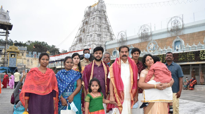 శ్రీవారి సేవలో చీఫ్ విప్ దాస్యం వినయ్ భాస్కర్