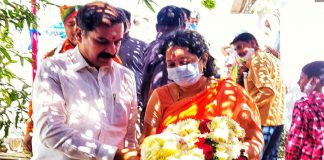 ఉమారామలింగేశ్వరునికి పట్టువస్త్రాలు సమర్పించిన దాస్యం