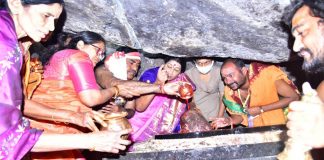 శ్రీ సోమేశ్వరుడికి పట్టువస్త్రాలు సమర్పించిన ఎర్రబెల్లి