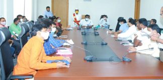 పెండింగ్ వేతనాలు వెంటనే చెల్లించాలి : కలెక్టర్