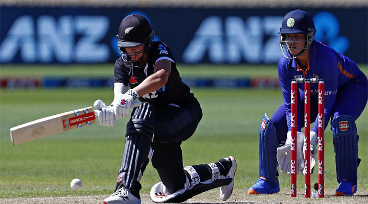 వరల్డ్ మహిళా క్రికెట్ లో భారత్ లక్ష్యం 261 రన్స్