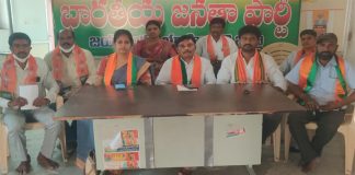 ఫీల్డ్ అసిస్టెంట్లకు కేసీఆర్ సారీ చెప్పాలి: కీర్తి రెడ్డి