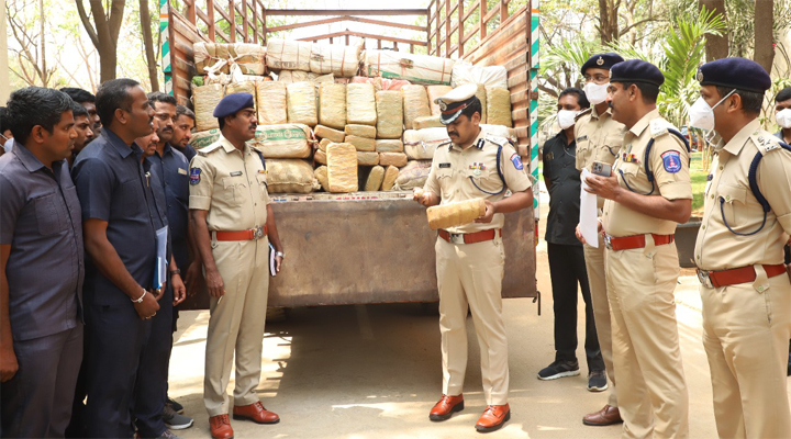 ఆలుగడ్డల మాటున గంజాయి, ఆపై ఏం జరిగింది ?