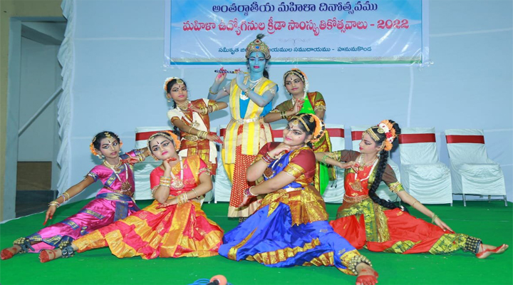 మహిళలు అన్ని రంగాల్లో అభివృద్ధి చెందాలి : కలెక్టర్ 