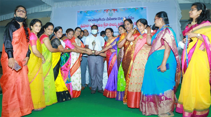 మహిళలు అన్ని రంగాల్లో అభివృద్ధి చెందాలి : కలెక్టర్ 