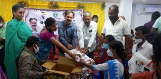 ఆశావర్కర్లకు స్మార్ట్ ఫోన్లు ఇచ్చిన చీఫ్ విప్ దాస్యం