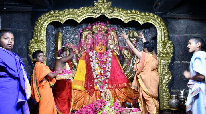 భద్రకాళికి లక్ష గులాబీలతో అర్చనలు 