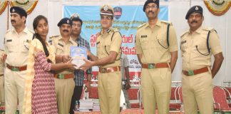 కష్టపడి చదివితే సర్కారు కొలువు ఖాయం :సీపీ