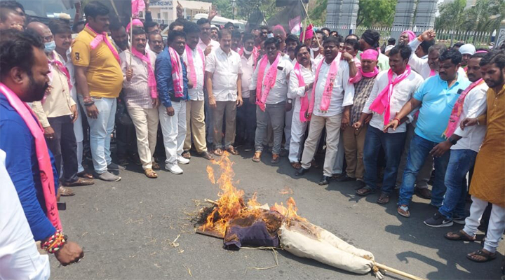 వినకుంటే బీజేపీకి నూకలు తినిపిచ్చుడే : దాస్యం