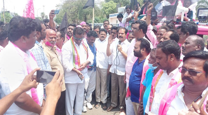 వినకుంటే బీజేపీకి నూకలు తినిపిచ్చుడే : దాస్యం