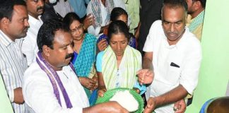 ఇక ఎనుమాముల అగ్రి మార్కెట్ లో రూ.5 కే భోజనం