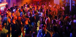 ఫుడింగ్ అండ్ మింక్ పబ్, బార్ లైసెన్స్ రద్దు