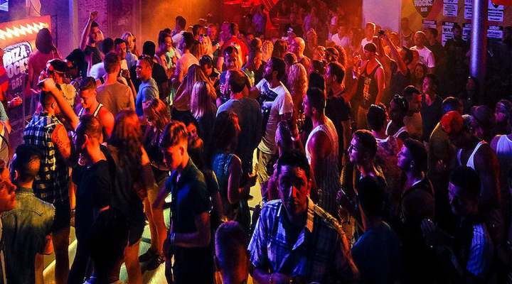 ఫుడింగ్ అండ్ మింక్ పబ్, బార్ లైసెన్స్ రద్దు