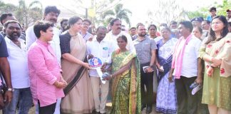 దళితబంధు యూనిట్లను పంపిణీ చేసిన మంత్రులు