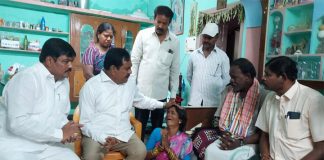 కడారి అఖిల్ కుటుంబాన్ని పరామర్శించిన ఎర్రబెల్లి