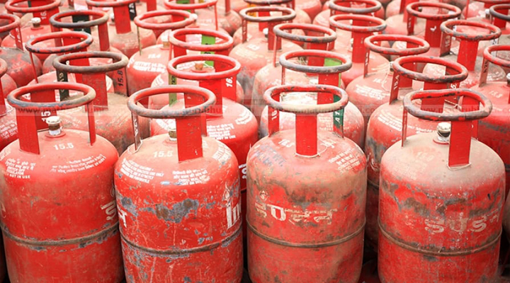 భారీగా పెరిగిన వాణిజ్య సిలిండర్ ధర