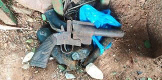 పబ్లిక్ గార్డెన్ లో తుప్పుపట్టిన రివాల్వర్లు లభ్యం