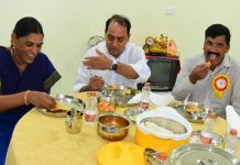 ఒగ్గు సట్వాజి దంపతులను కలిసిన మంత్రి