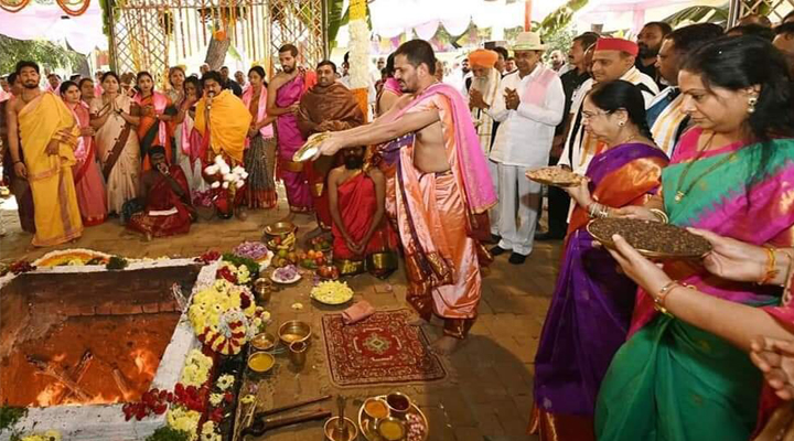 రాజశ్యామల యాగం పూర్ణాహుతికి హాజరైన కేసీఆర్ 1 రాజశ్యామల యాగం పూర్ణాహుతికి హాజరైన కేసీఆర్