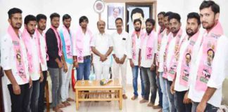 పరకాలలో బీఆర్ఎస్ వైపు కాంగ్రెస్ పరుగులు