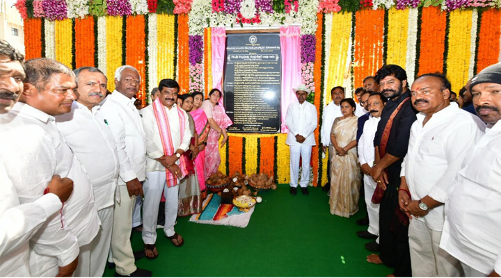 మానుకోటలో పార్టీ ఆఫీస్ ప్రారంభించిన కేసీఆర్  