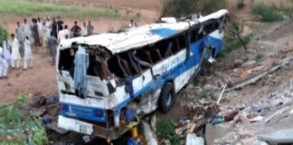 ఆర్మీ జవాన్లను మింగేసిన బస్సు