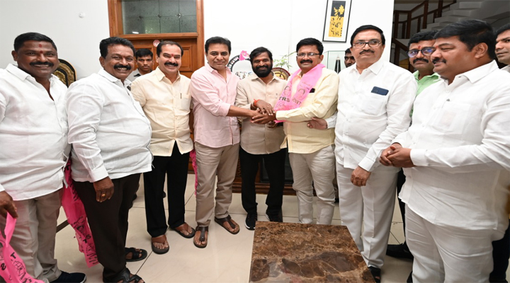 గులాబి గూటికి చేరిన కార్పొరేటర్