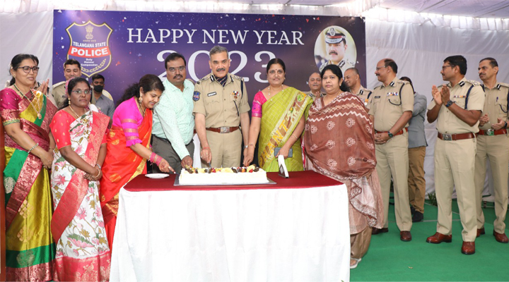 డీజీపీ ఆఫీస్ లో ఘనంగా న్యూ ఇయర్ వేడుకలు 