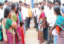 స్వీట్లు పంచుకున్న గ్రామస్థులు..ఎందుకో తెలుసా !