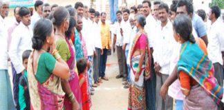 స్వీట్లు పంచుకున్న గ్రామస్థులు..ఎందుకో తెలుసా !