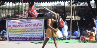 చేతిలో ఉరితాడుతో ఓ రైతు వింత నిరసన