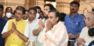 సోమ్నాథ్ ఆలయంలో అంబానీ పూజలు