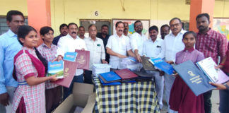 స్టూడెంట్స్ కి ఎగ్జామ్స్ కిట్ అందించిన దాస్యం