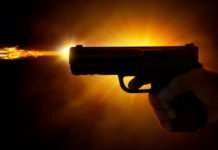 విలేకరిపై కాల్పులు..ఆసుపత్రికి తరలింపు