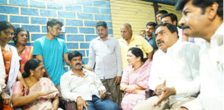 డా.ప్రీతి ఫ్యామిలీకి మంత్రుల పరామర్శ