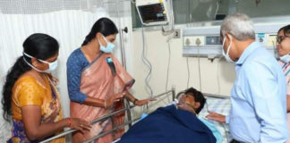 తోట పవన్ ను పరామర్శించిన వైఎస్ షర్మిల