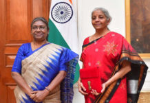 బడ్జెట్ ట్యాబ్ తో రాష్ట్రపతి భవన్ కు నిర్మలమ్మ